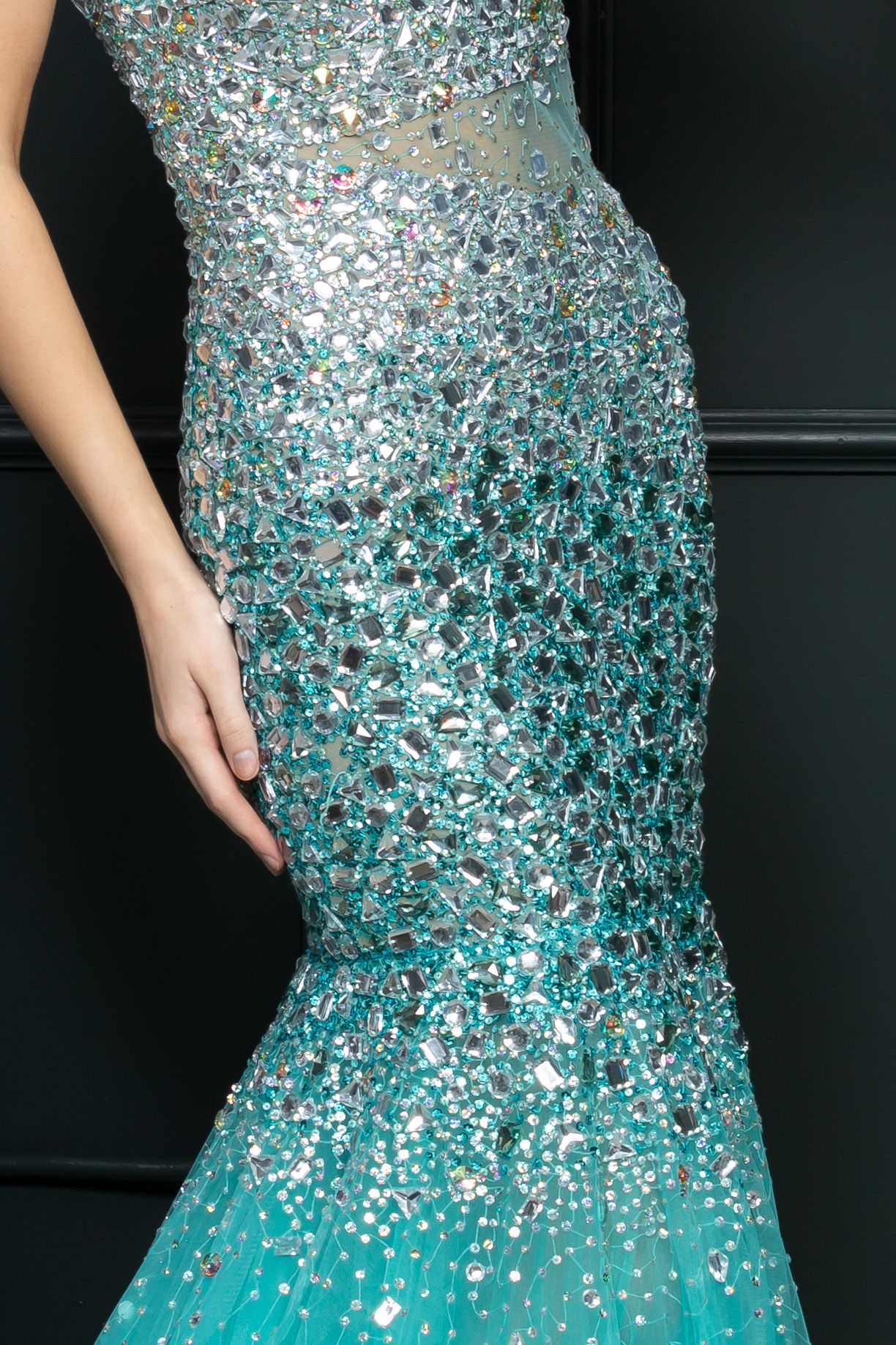 SLEEVELESS, BATEAU NECK, BACKLESS, MERMAID