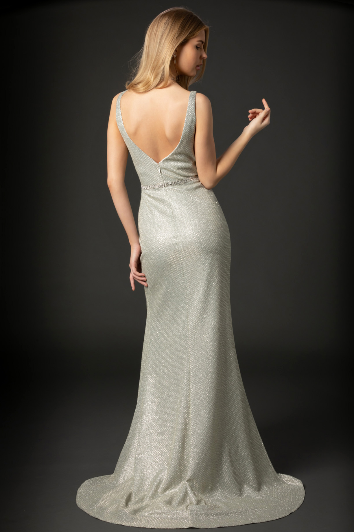 SLEEVELESS, V-NECK, TRUMPET, FIXED BEADED BELT, SLIT, TAIL