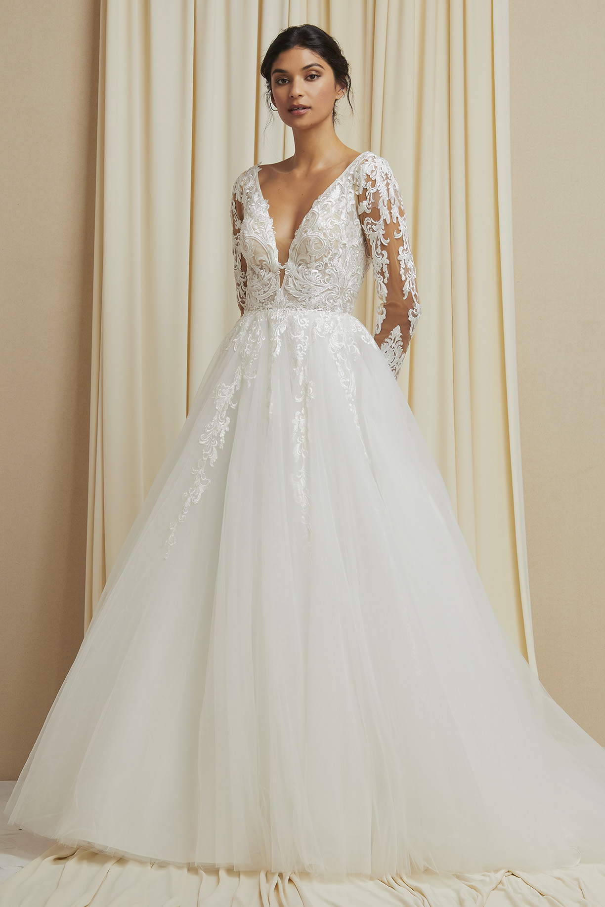 LONG SLEEVE, V-NECK, BALLGOWN, TAIL