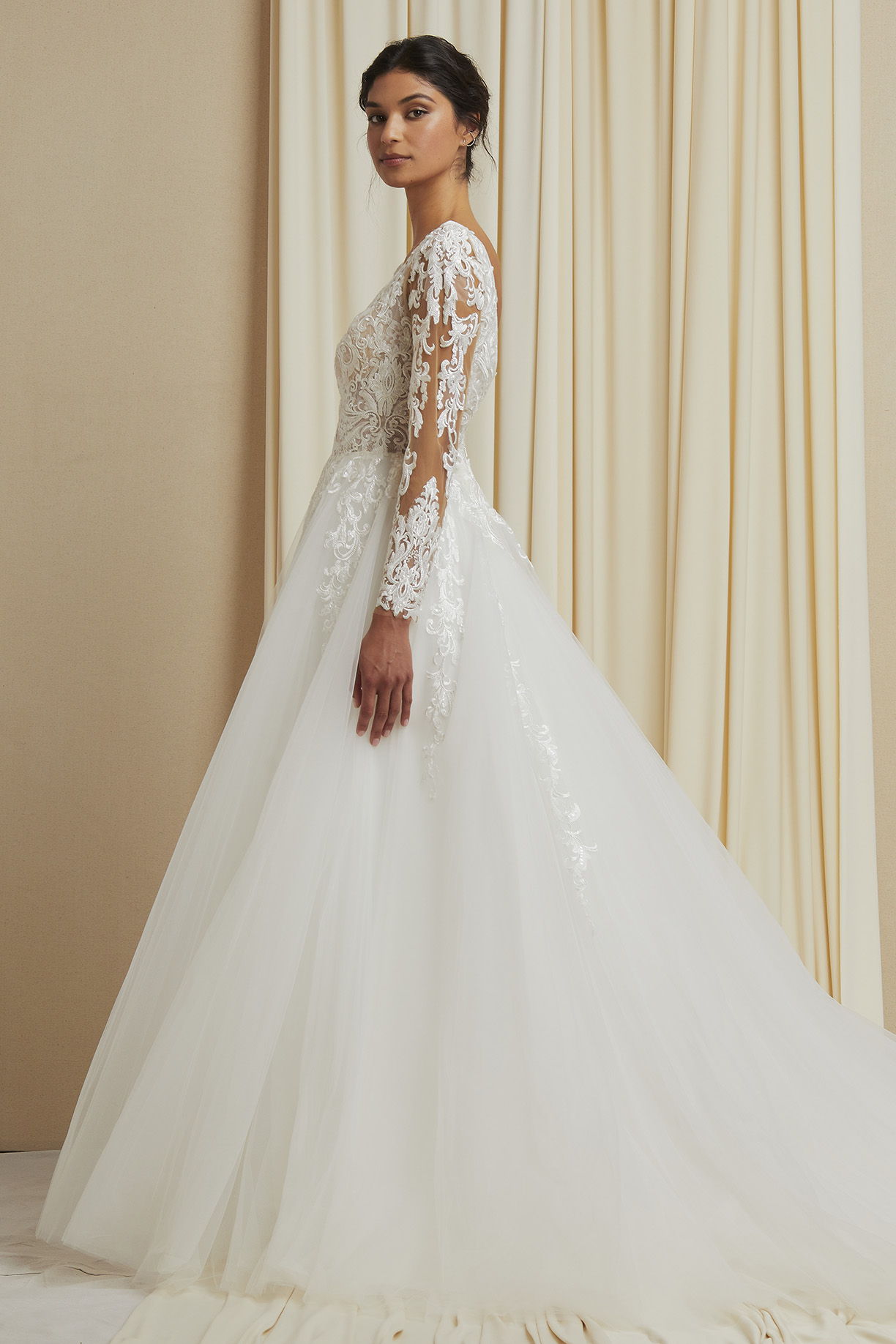 LONG SLEEVE, V-NECK, BALLGOWN, TAIL