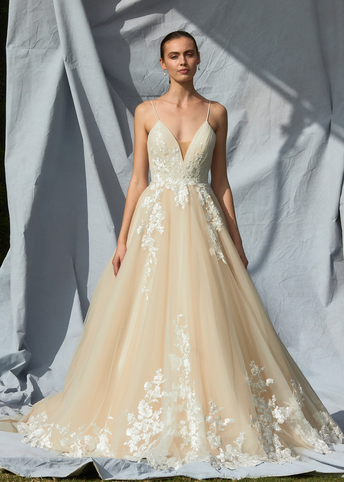 SLEEVELESS, V-NECK, A-LINE, TAIL
