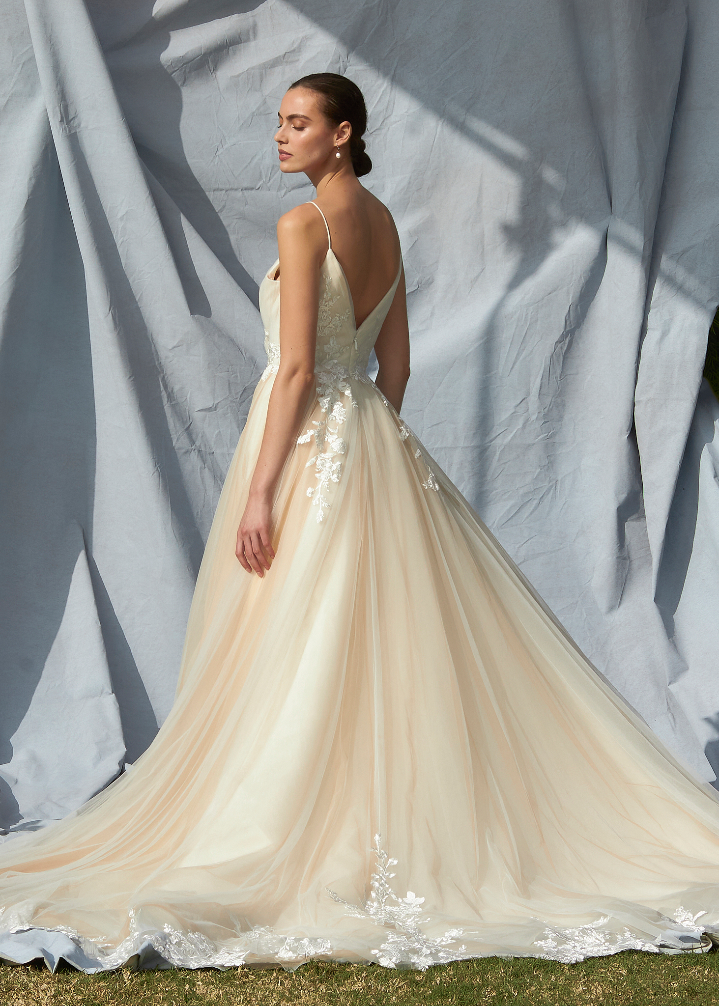 SLEEVELESS, V-NECK, A-LINE, TAIL