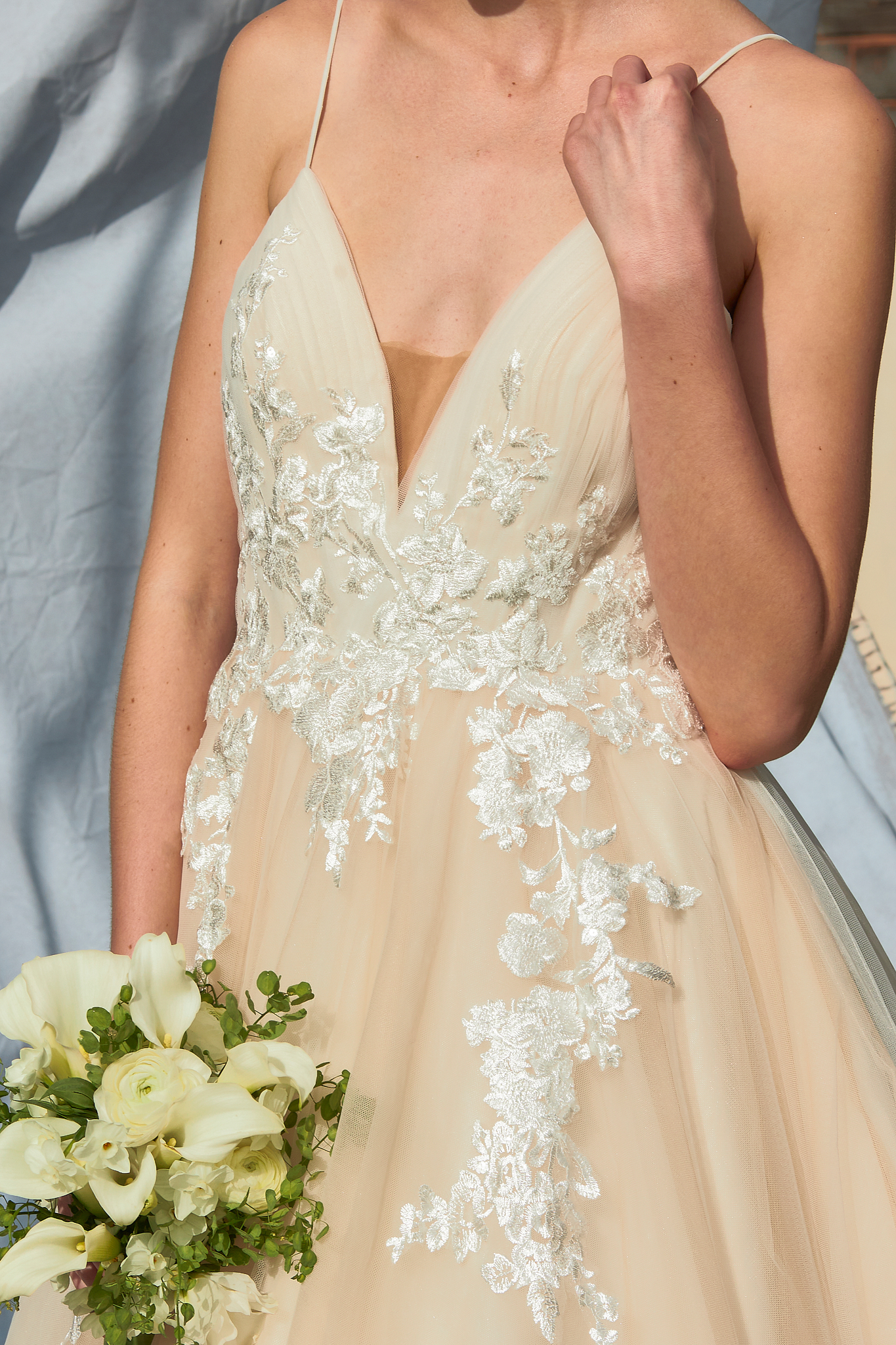 SLEEVELESS, V-NECK, A-LINE, TAIL