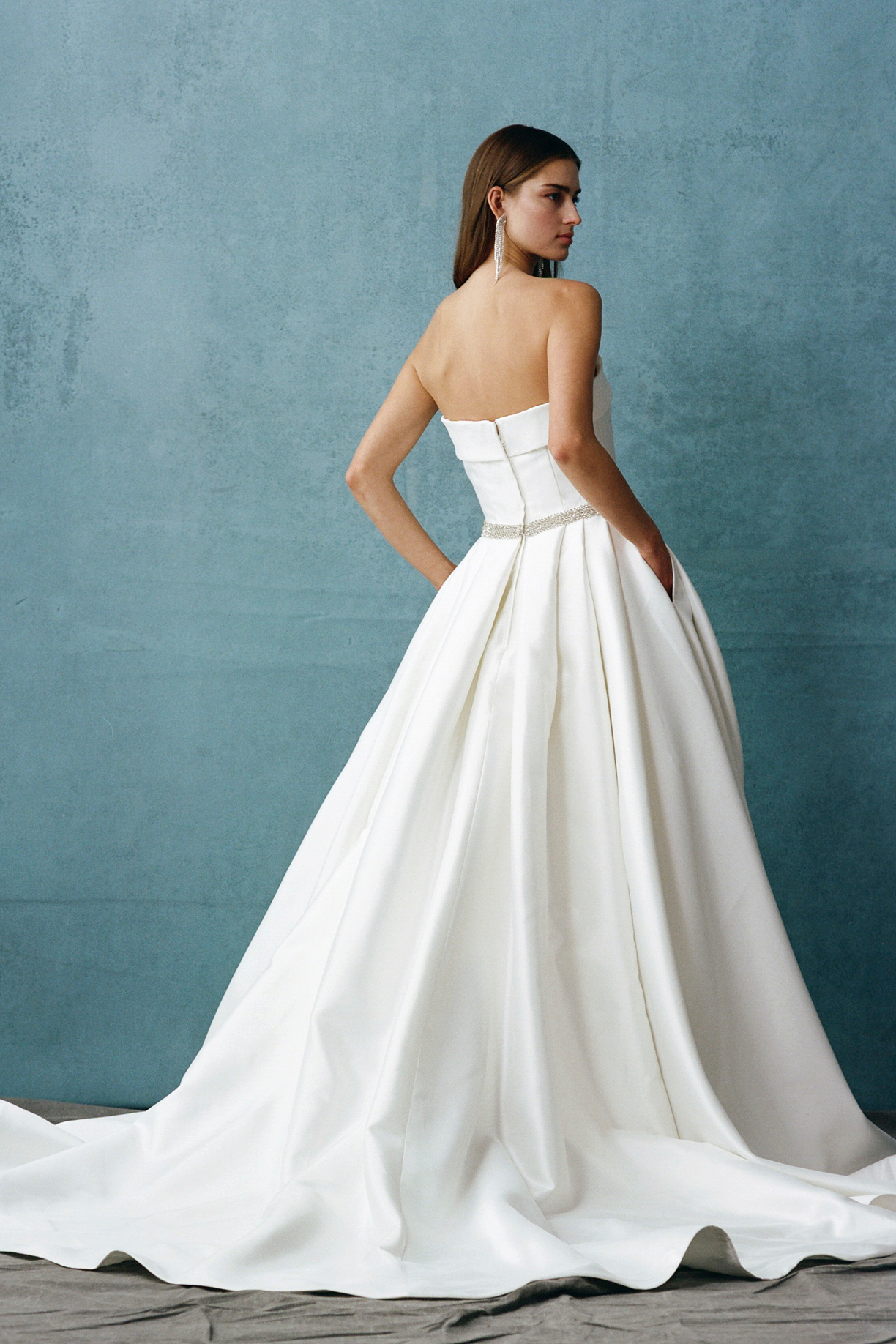 STRAPLESS, STRAIGHT NECK, BALLGOWN
