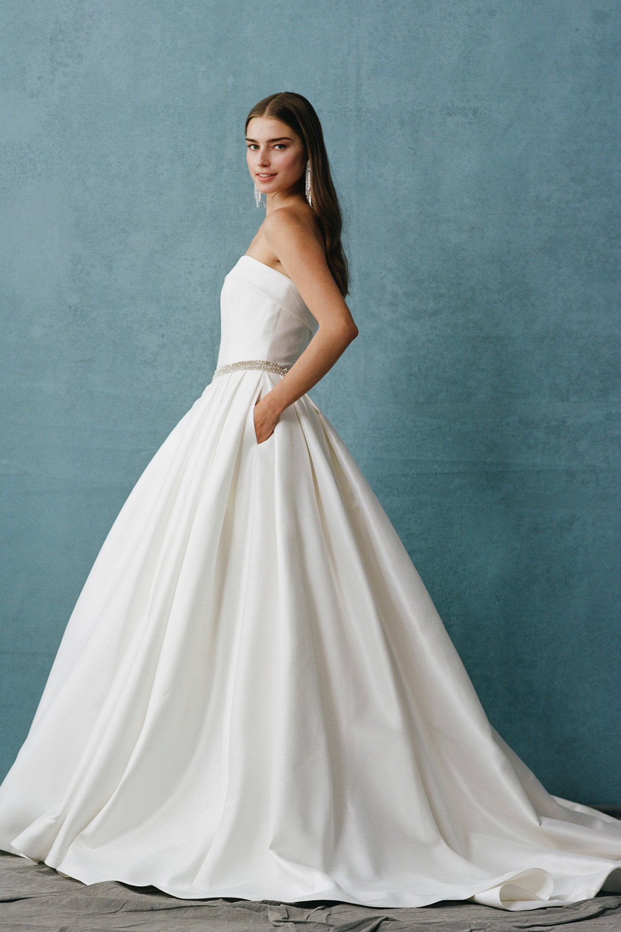 STRAPLESS, STRAIGHT NECK, BALLGOWN