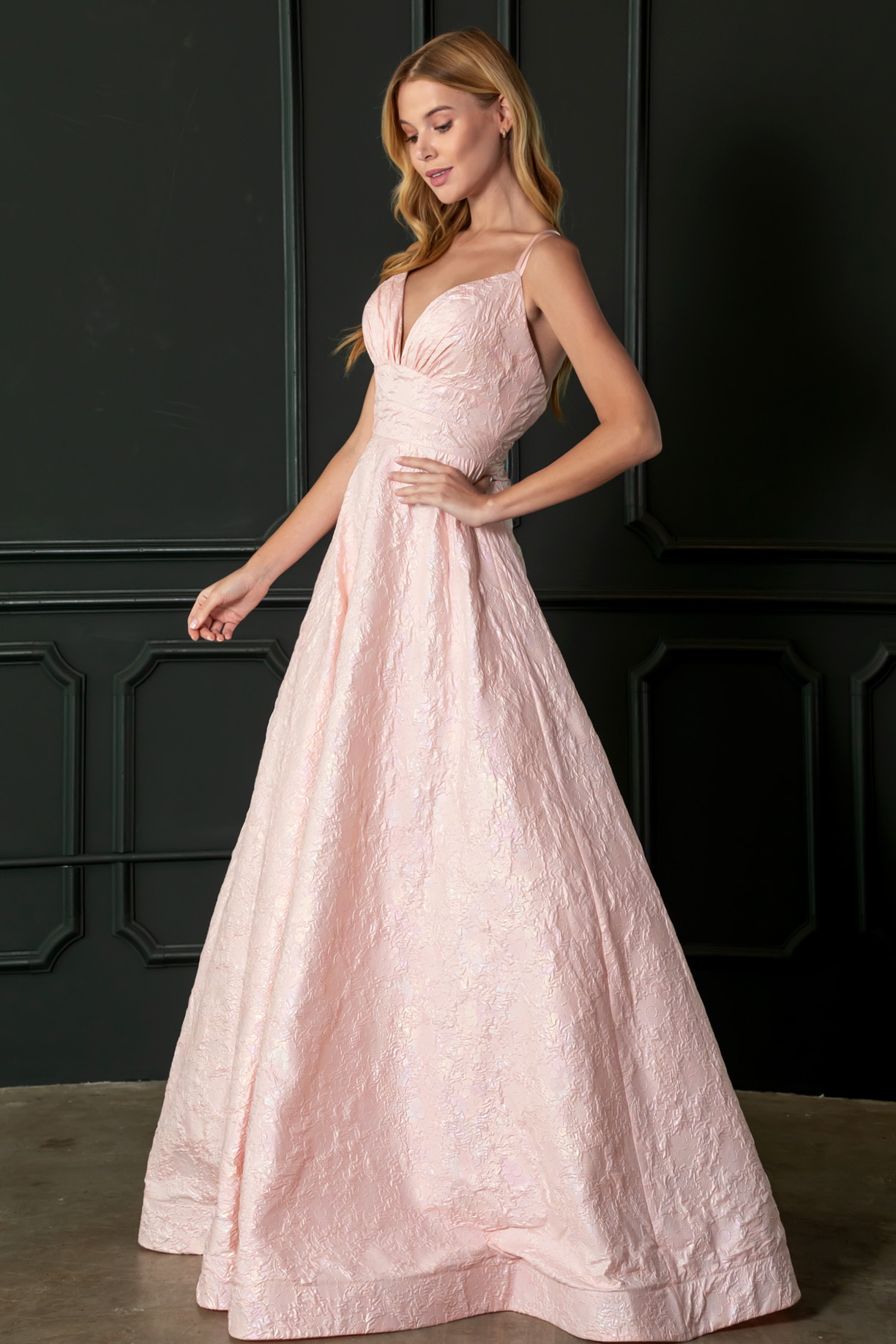SLEEVLESS, SHOULDER STRAPS, BALL GOWN