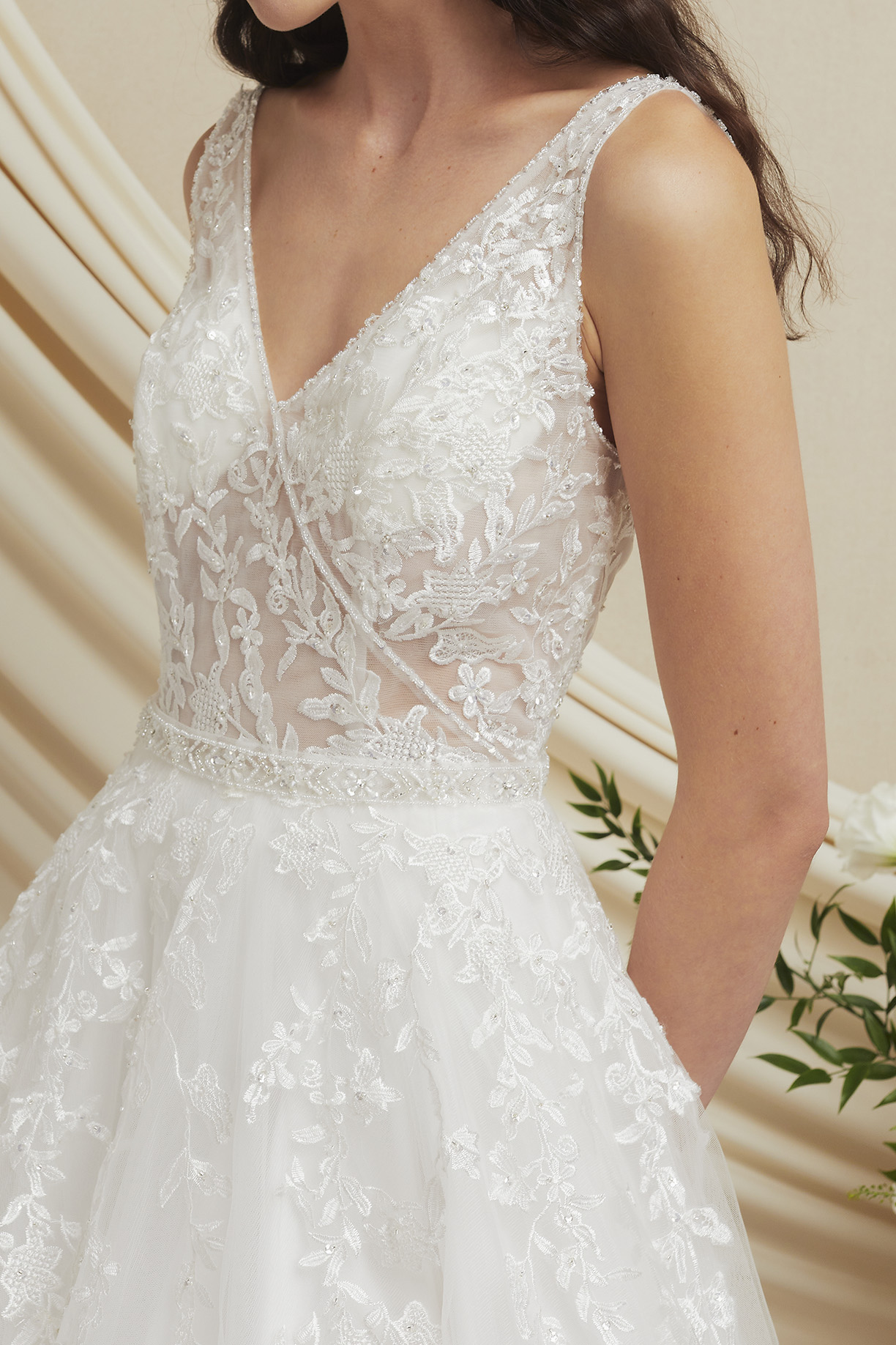 SLEEVELESS, V-NECK, BALLGOWN, OPEN BACK