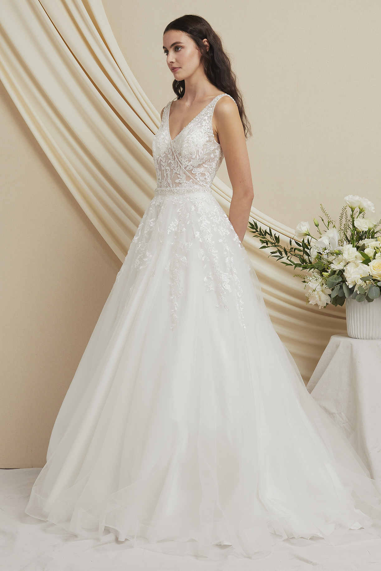 SLEEVELESS, V-NECK, BALLGOWN, OPEN BACK
