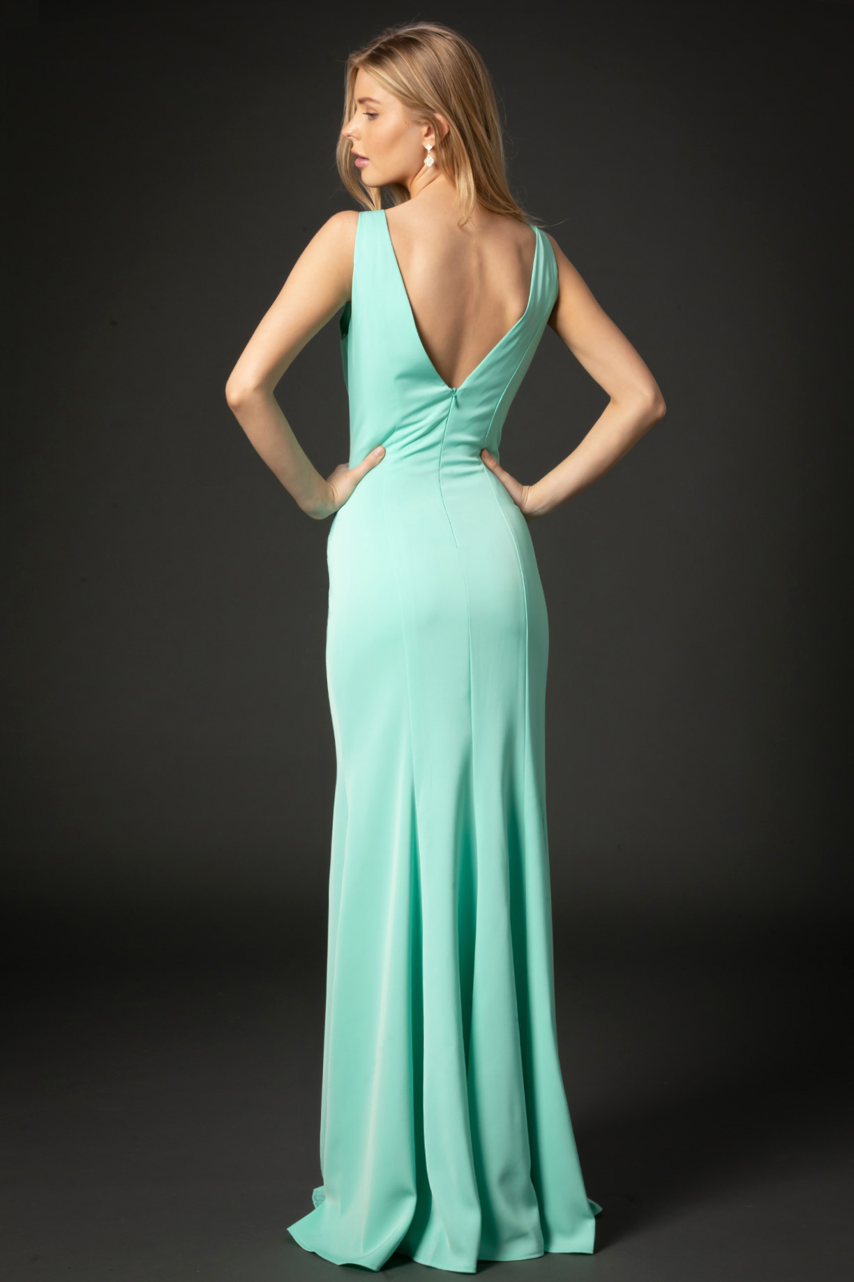 V-NECK, SLEEVELESS, SHEATH