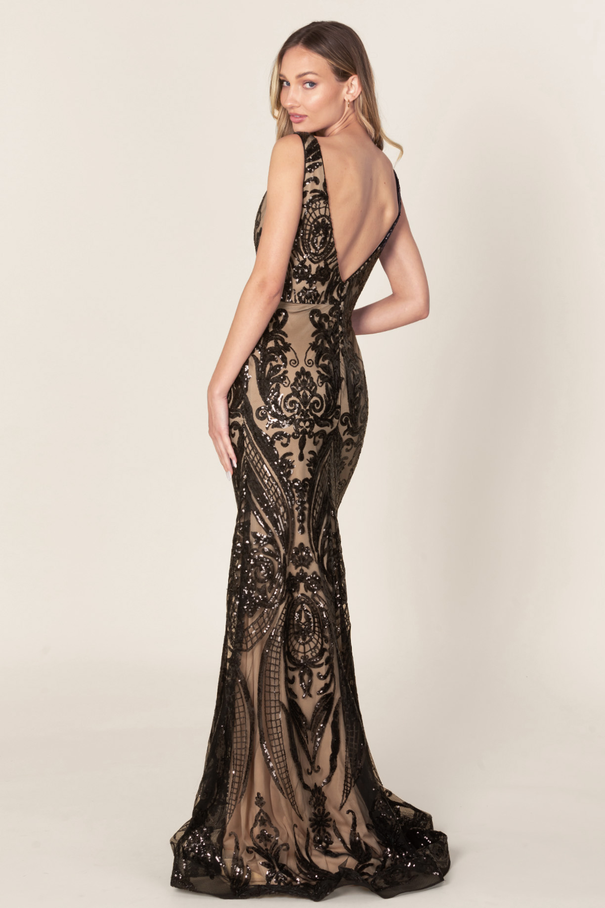V-NECK, SLEEVELESS, SHEATH