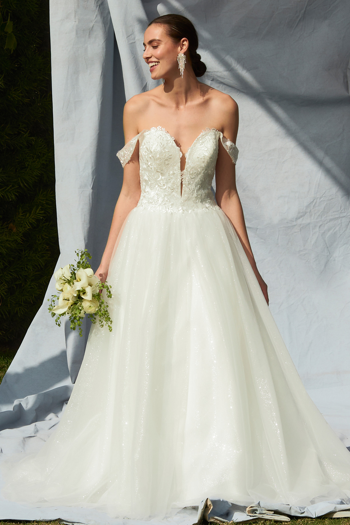 OFF-SHOULDER, V-NECK, BALLGOWN, LACE UP BACK, TAIL