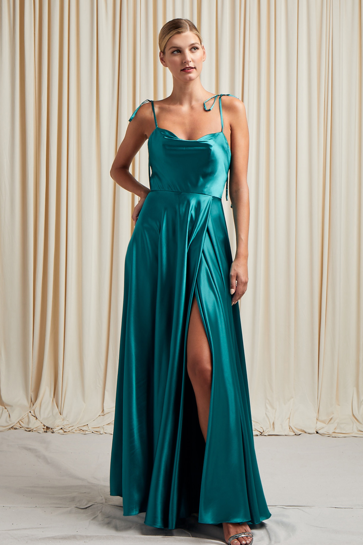 SLEEVELESS, SCOOP NECKLINE, SHEATH, SLIT