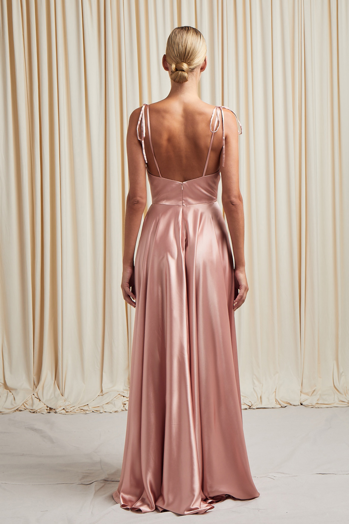 SLEEVELESS, SCOOP NECKLINE, SHEATH, SLIT