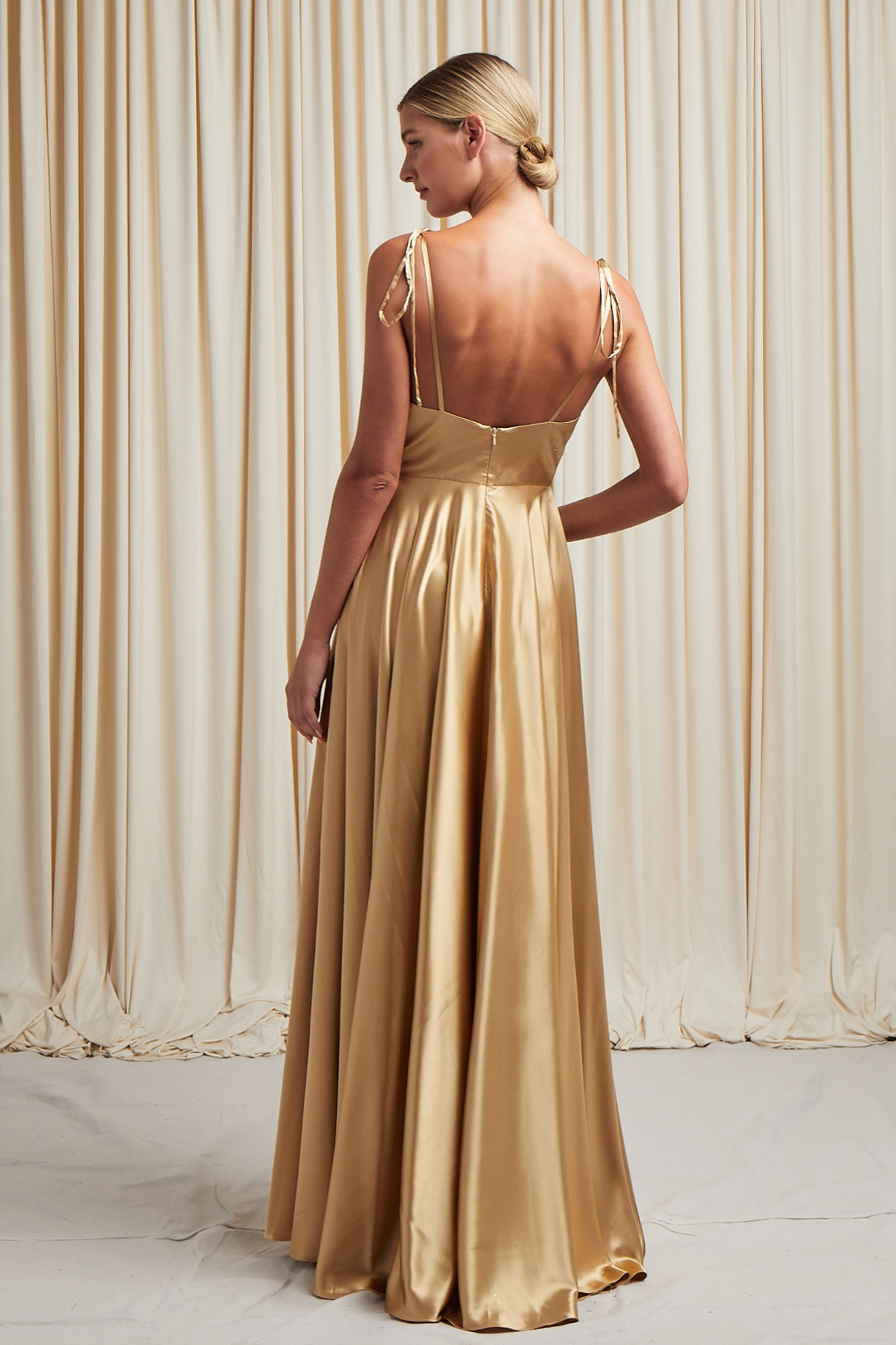 SLEEVELESS, SCOOP NECKLINE, SHEATH, SLIT